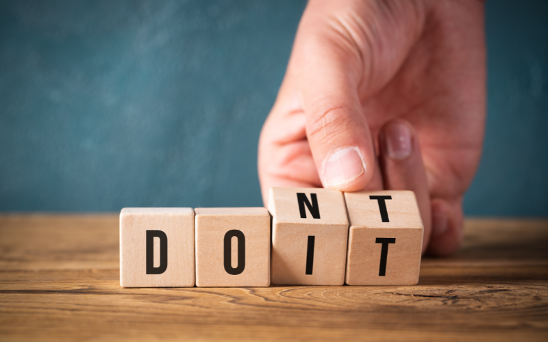 ４つのサイコロの出目を動かして「dont（できない）」から「doit」（できる）に変えている様子