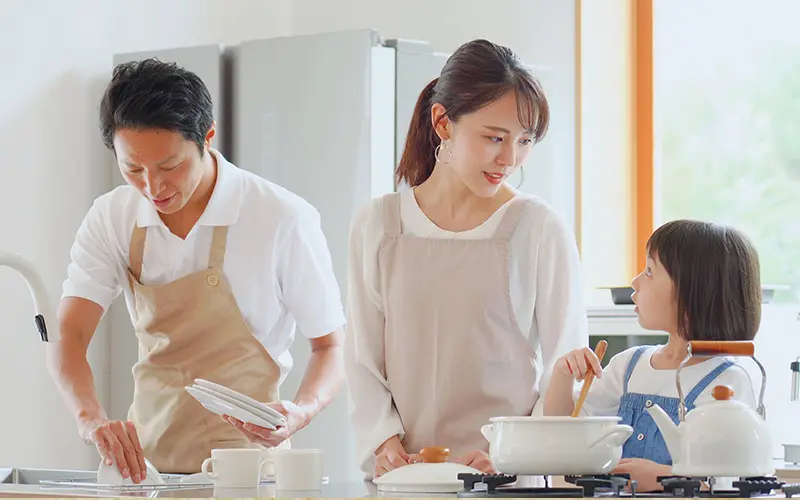 家族３人でご飯を作る画像