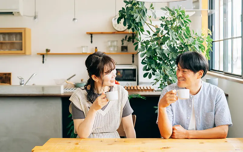 カフェでくつろぐカップルの画像