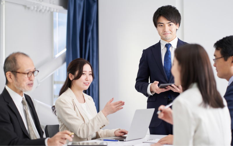 社会人が会議してる画像